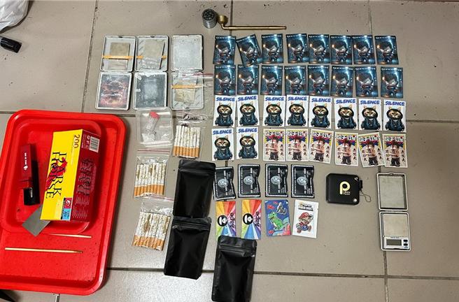 台中市警局少年警察隊今年8月底查獲賴男為首的販毒集團，以工程行掩護販毒。警方共發動搜索15處，共查扣毒咖啡350包、彩虹菸26支等毒品，逮捕賴等7人，依《毒品危害防制條例》罪嫌移送檢方偵辦。（警方提供／陳淑芬台中傳真）