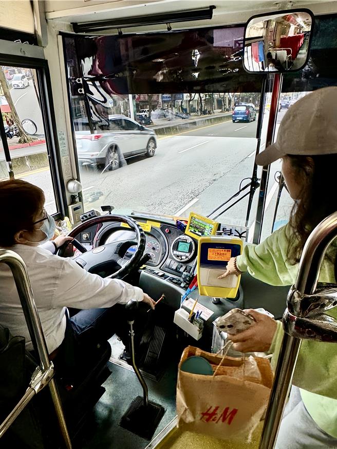 原是资深旅游领队的游琉雅（左）1年多前参加了新北市职业训练中心办理的「小型车径升大客车驾驶训练班」，训后顺利考取职业大客车驾照，成功由导游转职为公车司机。（新北市劳工局提供）