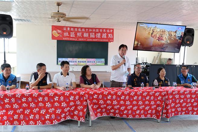 後龍鎮中和社區關懷據點12日啟用，成為苗栗縣第221個據點，苗栗縣長鍾東錦呼籲苗栗學子留鄉就讀。（謝明俊攝）