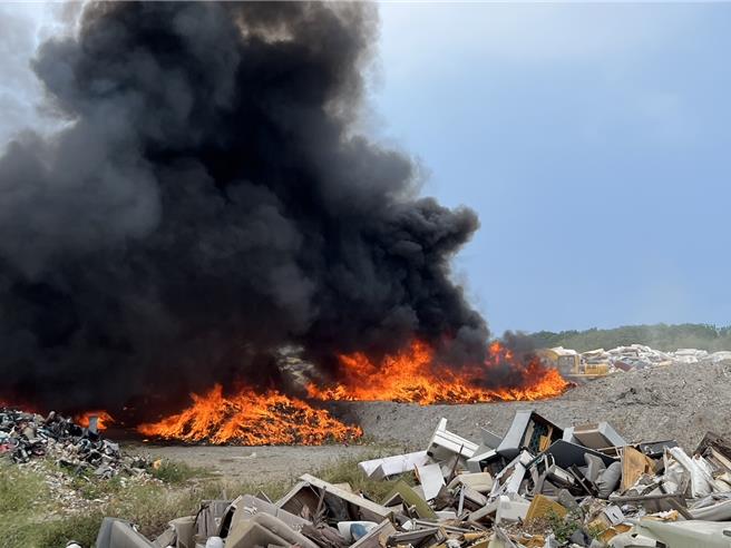 新竹市浸水垃圾掩埋場12日上午發生火警，火勢已控制持續灌救中。（新竹市消防局提供／王惠慧新竹傳真）