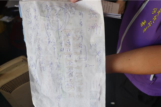 李姓男子因罹癌，靠鼻胃管進食，言語困難，只能以紙筆與執行人員溝通。（彰化分署提供／孫英哲彰化傳真）