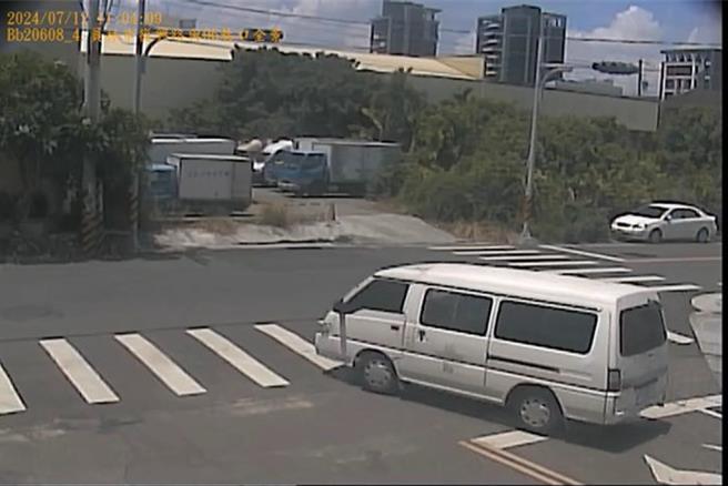 詹男買下民間汰換下來的救護車後，竟拿來當成犯罪工具，夥同顏男偷走工地大量鐵管，警方經擴大調閱監視器鎖定2人行蹤，將其逮捕歸案。（警方提供／葉靜美彰化傳真）