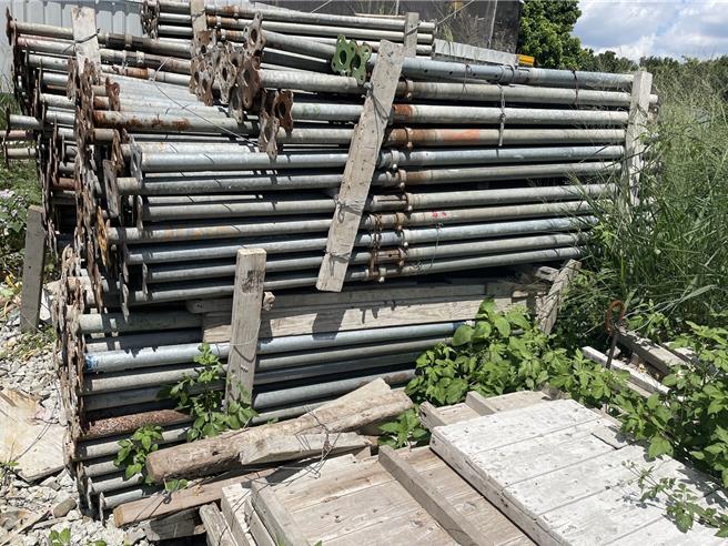 詹男買下民間汰換下來的救護車後，竟拿來當成犯罪工具，夥同顏男偷走工地大量鐵管，警方經擴大調閱監視器鎖定2人行蹤，將其逮捕歸案。（警方提供／葉靜美彰化傳真）