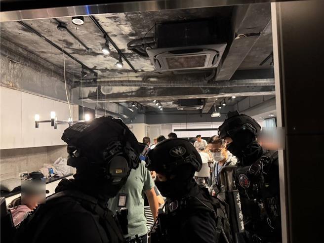 台北市警方日前扫荡流动赌场，查获1把霰弹枪。（翻摄画面）