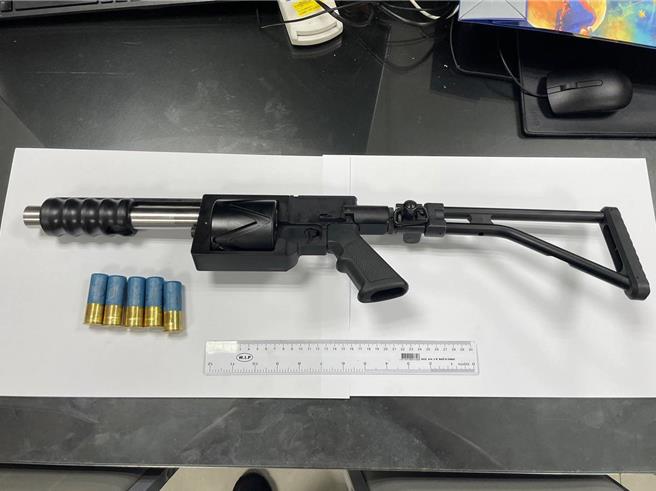 台北市警方日前扫荡流动赌场，查获1把霰弹枪。（翻摄画面）