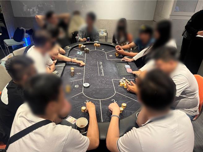 台北市警方日前扫荡流动赌场，查获1把霰弹枪。（翻摄画面）