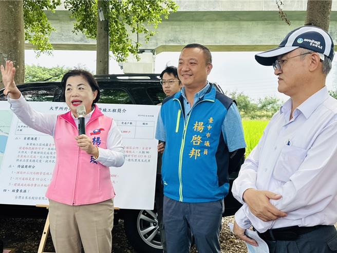 杨琼璎、杨启邦12日前往会勘关心自来水管线设置进展。（李京升摄）