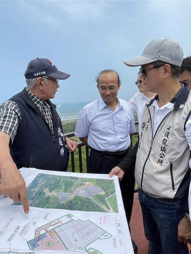 12日上午立委陳超明邀請經濟部次長連錦漳、台電董事長曾文生親赴好望角會勘，後龍鎮長謝清輝也出席說明。（後龍鎮公所提供／謝明俊苗栗傳真）