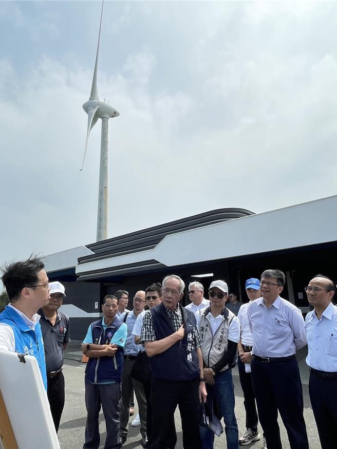 12日上午立委陳超明邀請經濟部次長連錦漳、台電董事長曾文生親赴好望角會勘，後龍鎮長謝清輝也出席說明。（後龍鎮公所提供／謝明俊苗栗傳真）