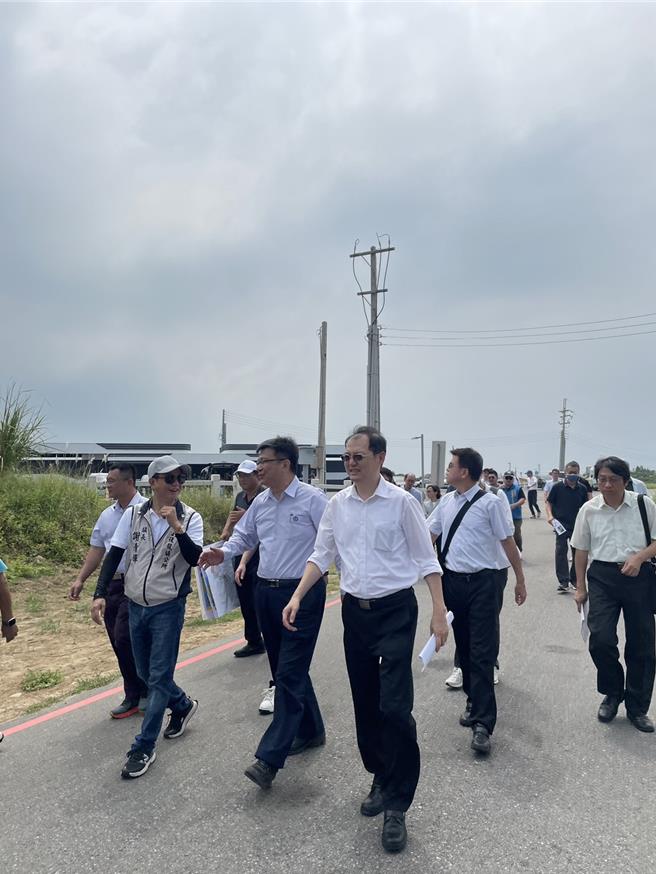 12日上午立委陳超明邀請經濟部次長連錦漳、台電董事長曾文生親赴好望角會勘，後龍鎮長謝清輝也出席說明。（後龍鎮公所提供／謝明俊苗栗傳真）