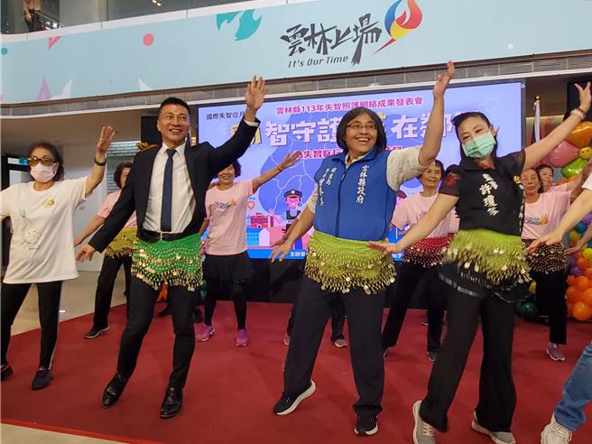 雲林縣衛生局長曾春美（前排右三）與立法院長室編審葉壽山（右二）與老人家們一起跳健康舞。（周麗蘭攝）