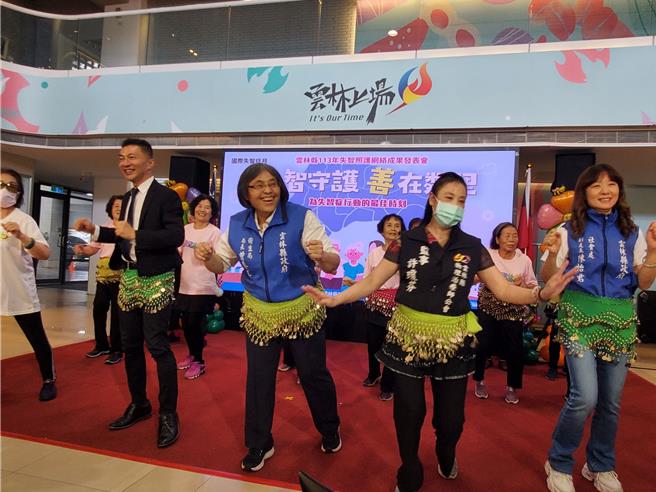 雲林縣衛生局長曾春美與立法院長室編審葉壽山與老人家們一起跳健康舞。（周麗蘭攝）