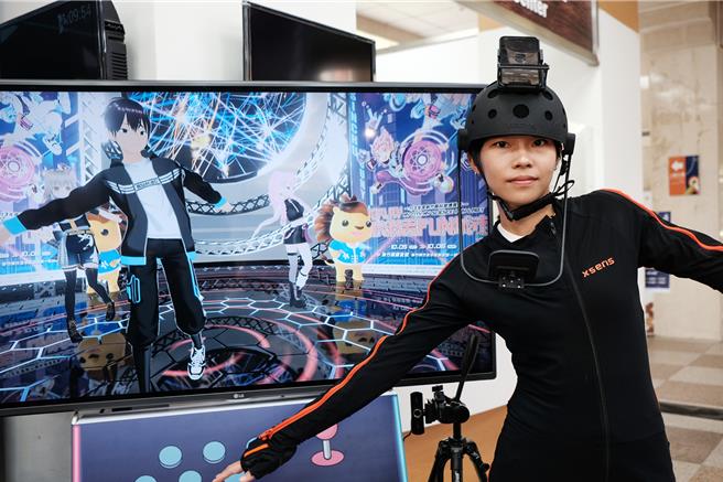 新竹縣政府12日宣傳「科學教育月」活動，現場展示的感應式裝置，肢體動作可直接感應在螢幕中竹動畫人物。（羅浚濱攝）