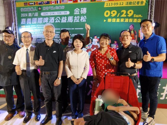 网红超跑小比妈妈陈嘉龄带脑麻儿将参加2024嘉义国际啤酒公益马拉松。（廖素慧摄）