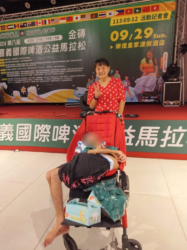 网红超跑小比妈妈陈嘉龄带脑麻儿挑战路跑活动将挑战第288场路跑。（廖素慧摄）