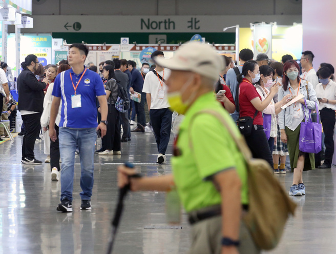 台北國際照顧博覽會12日登場，吸引許多民眾前往參觀。（范揚光攝）