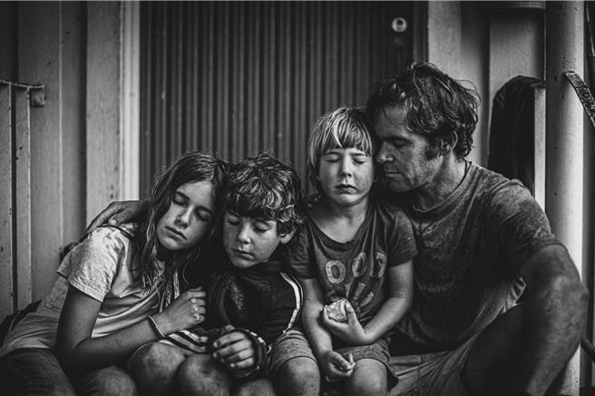 電影《荒野心家園》拍攝母親過世後，一家人如何重新站起來生活。（佳映娛樂提供）