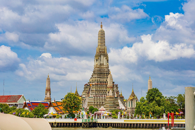 泰國首都以其充滿活力的街頭生活和文化地標而聞名。Agoda提供