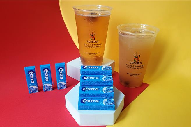 COMEBUY辦學生專屬活動，購買話梅系列飲品送1條extra無糖口香糖。（COMEBUY提供／吳娮翎台北傳真） 