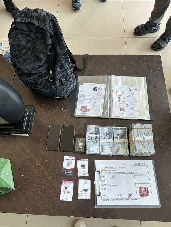警方当场缉获2名面交车手，并查扣现金、识别证、收据及作案工作机等证物。（警方提供／王惠慧新竹传真）