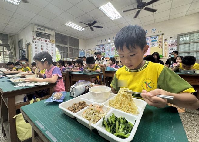 永康国小今天把台南小吃变身营养午餐，学生开心品嚐。（曹婷婷摄）