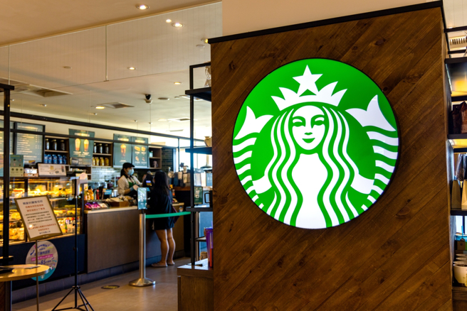 星巴克新品「开心果千层蛋塔」引发话题，吃过的网友都大推，员工直呼「伙伴一致认同超好吃」。（图：shutterstock／达志）