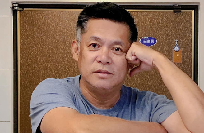 汪建民爆出罹患肺腺癌，家属证实目前已送进加护病房。（图／翻摄自脸书 @汪建民）