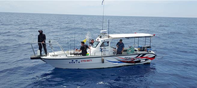 一艘台籍「華穎尚有望3號」舢舨12日上午在高雄市興達西南方外32浬處海域引擎失火。（海巡署南部分屬提供／林瑞益高雄傳真）