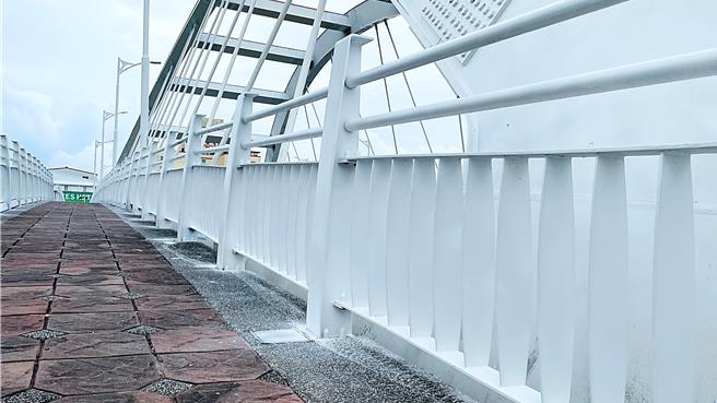 台东市丰里桥人行景观步道照明灯，惨遭白漆覆盖灯罩，难以透光照明。（萧嘉蕙摄）