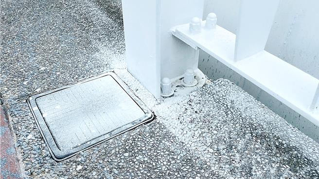 承包厂商粉刷上漆工法粗糙，白漆滴落满地，甚至遮盖照明灯罩，影响夜间照明。（萧嘉蕙摄）