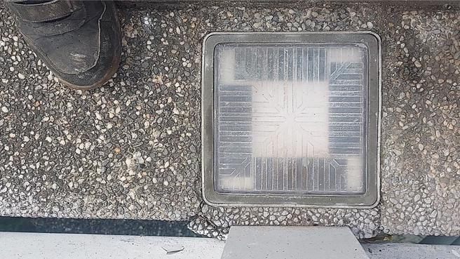 台东县建设处坦承疏失，承包厂商火速将灯罩上面的油漆渍清除完毕。（台东县政府提供）