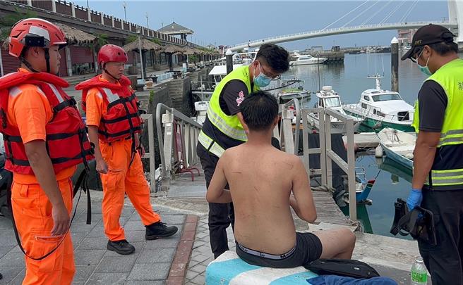 男子意外跌落港區，海巡人員立即展開救援。（海巡署北部分署第8岸巡隊提供）