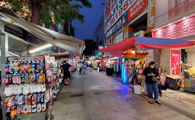 新崛江商圈人潮不復往日荣景，店面出租或出售的情况越来越多。（新崛江示意图／资料照／刘宥廷摄）