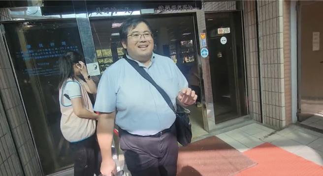 彭振聲律師黃品淞攜帶冰豆漿律見。（賀培晏攝）