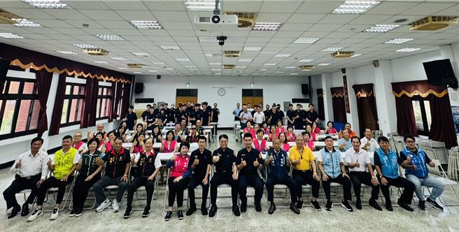 中和警分局12日办理新人事布达交接，邀请辖内各级民代、里长、辖内民力干部与地方仕绅等贵宾蒞临指导。（中和警分局提供）