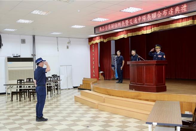 海山警分局12日办理新人事布达交接，邀请辖内各级民代、里长、辖内民力干部与地方仕绅等贵宾蒞临指导。（海山警分局提供）