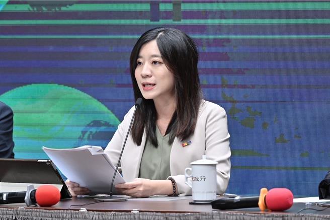 行政院经济发展委员会「包容成长」组召集人的中研院士朱敬一今协同三位学者发出声明，点出经委会5点弊病。行政院代理发言人谢子涵表示，顾问会议的建议结论并非直接形成政府政策，将不断相互对话，让政策取得最大程度共识。（行政院提供）