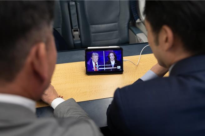 台北市长蒋万安（右）与台北市议会议长戴锡钦（左）在访美期间，也相当关心美国总统大选辩论情况。（摘自蒋万安脸书／丁上程台北传真）