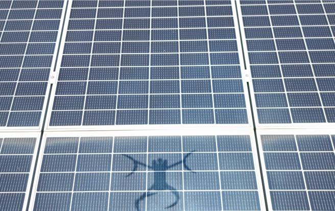 嘉义市环保局空拍巡查屋顶太阳能光电设备有无违规情形。（嘉市环保局提供／廖素慧嘉市传真）