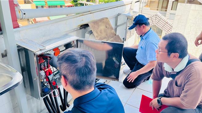 嘉义市环保局空拍巡查屋顶太阳能光电设备，再实地查核有无异样。（嘉市环保局提供／廖素慧嘉市传真）