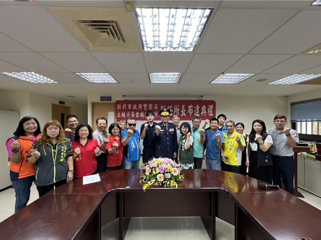 新北土城分局今（12）日办理顶埔及金城派出所新任所长布达典礼，顶埔派出所由警务员管昱杰接任、金城派出所则由巡官吴承勋接任。（土城警分局提供）