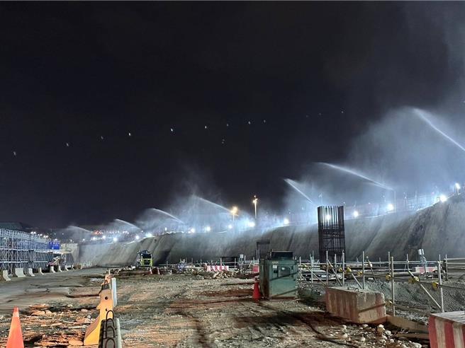 桃園市環保局導入科技化管理，推出營建工地AI揚塵辨識灑水系統、機動車輛智慧辨識等創新管制策略，AQI全年不良日數下降至3.2％。（桃園市環保局提供）