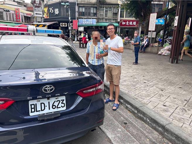 苗栗县警局头份分局尖山所警员徐振伦日前勤余在头份市区逮获窃盗通缉犯。（读者提供／谢明俊栗传真）