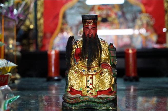 图为宜兰市城隍庙中被用以替换鬼谷子的吕洞宾神像。（李忠一摄）