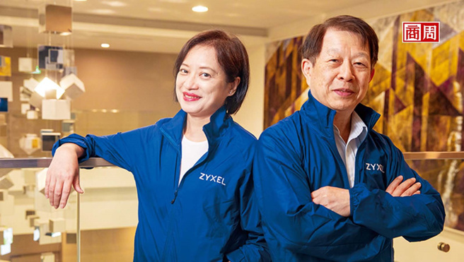 合勤投控董事长朱顺一（右）、永续长林锦兰（左）大谈1年来，「大带小」与500家共同减碳的歷程。(摄影者．郭涵羚)