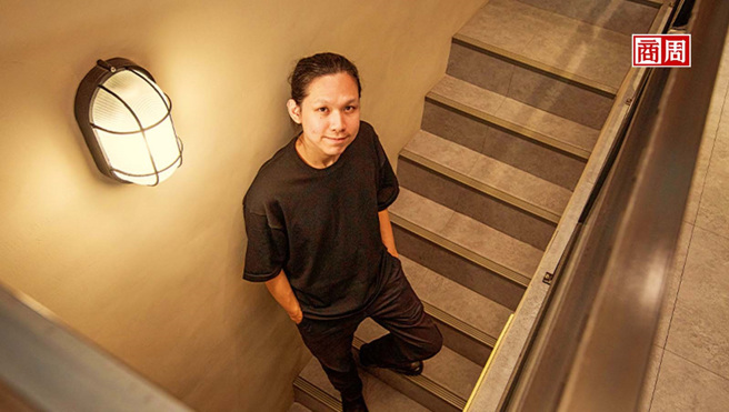 一匙入魂的万士杰，把台湾孩子独有的童年滋味当作创作灵感，在今年摘下米其林一星。(摄影者．郭涵羚)