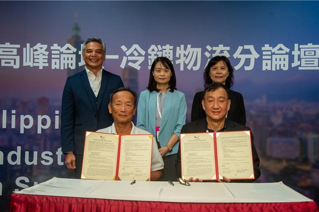 菲律賓業者C＆J Specialty Papers與我業者邰利公司簽署MOU，借助我智慧冷鏈倉儲與服務方案來轉型。(經濟部商發署提供)