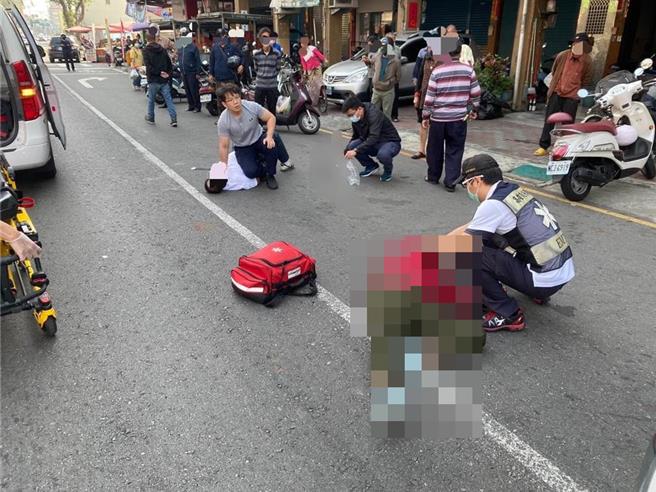 邱姓鱼贩持鱼刀当街砍死夏姓女友，夏女倒在血泊中送医不治，邱男被路过刑警当场压制逮捕。（本报资料照片／郭良杰高雄传真）