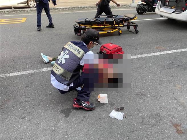 夏姓女子被砍后倒在马路血泊中。（本报资料照片／郭良杰高雄传真）