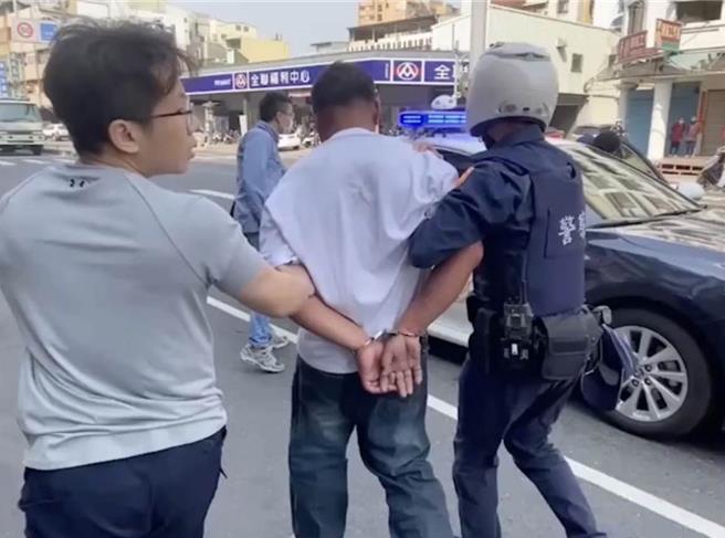 砍死女友的邱姓鱼贩被两名刑警当场压制逮捕。（本报资料照片／郭良杰高雄传真）